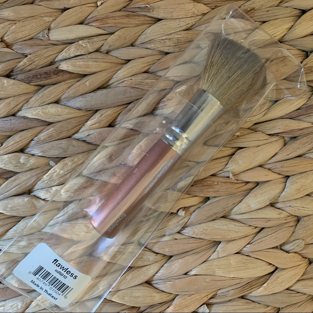 NWT Mineral fusion flawless makeup brush